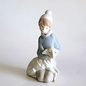 LLADRÓ PORCELAIN SHEPHERD BOY WITH SHEEP/LAMB FIGURINE. HANDCRAFTED IN SPAIN